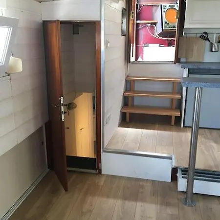 Captain's Cabin: Cosy Flat On A House Boat Botel Strasbourg