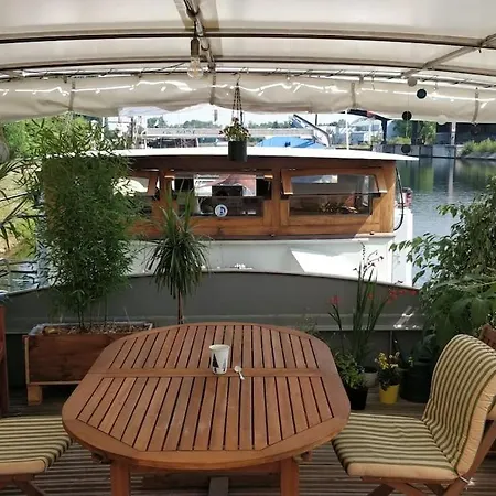 Botel Captain's Cabin: Cosy Flat On A House Boat