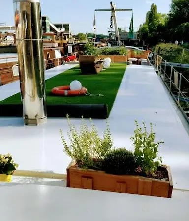 Captain's Cabin: Cosy Flat On A House Boat Tekne