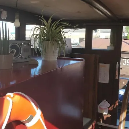 Captain's Cabin: Cosy Flat On A House Boat *