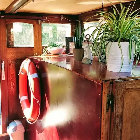 Captain's Cabin: Cosy Flat On A House Boat Botel Strasbourg
