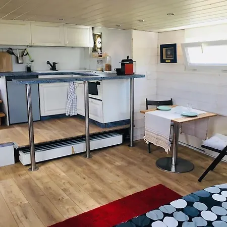 Captain's Cabin: Cosy Flat On A House Boat 스트라스부르